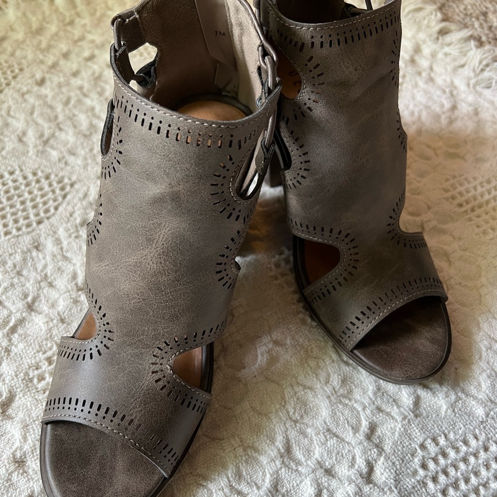 Jellypop Shoes, Size 7M, Criscilla "Taupe Distress" Fashion Heel